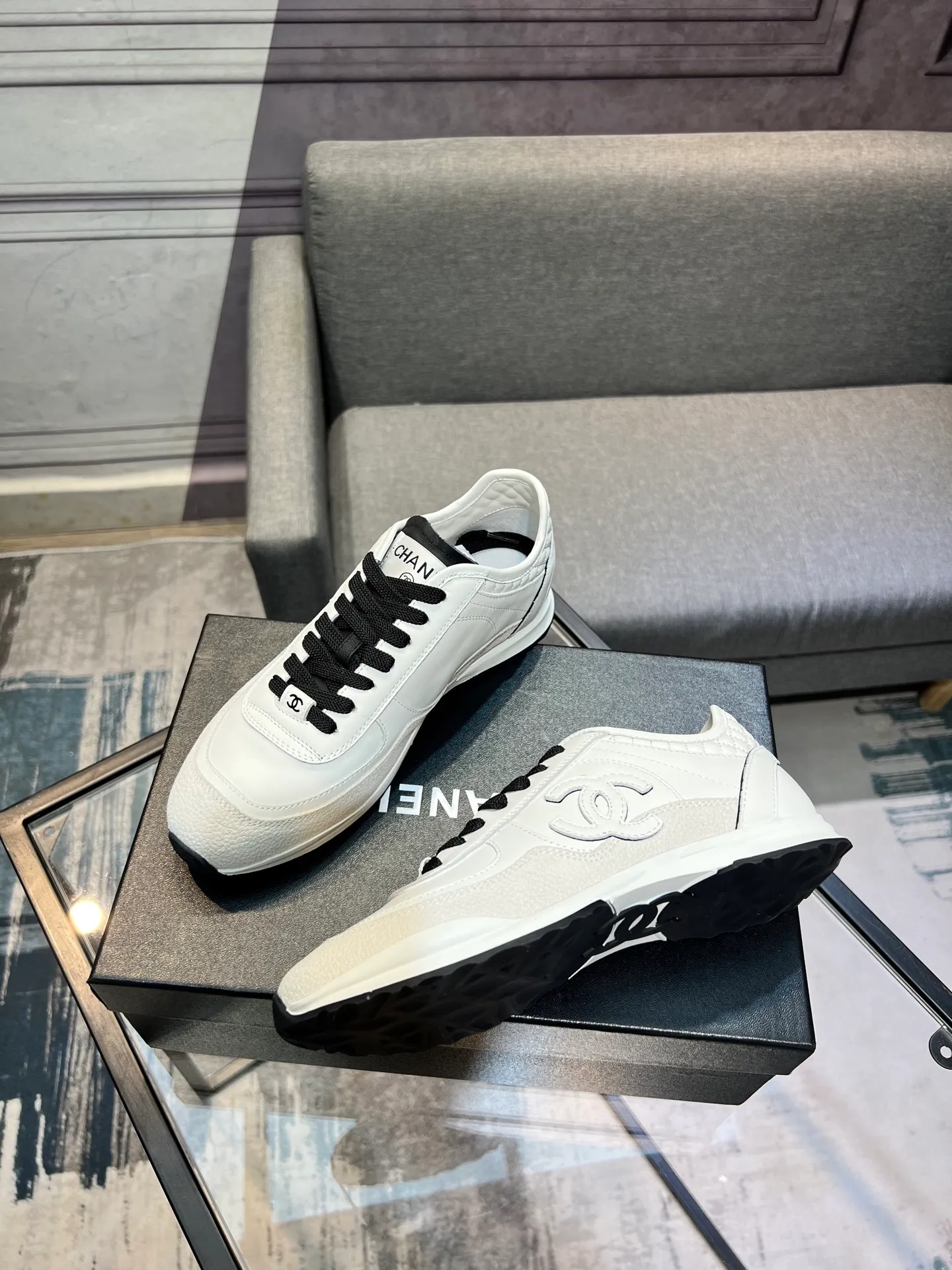 Men's men's shoes 💰620 Exclusive real shot (top version) CHANEL Chanel 2025ss color matching thick-soled casual sports shoes and sneakers. The counter is synchronized. The counter is very popular. A shoe that is very difficult to buy. The most popular thick-soled panda shoes on the Internet. It can be imagined that Xiaoxiang control can't miss it. It has both good looks and comfort. Simple and versatile white shoes. The thick sole increases the height and is super versatile. Close your eyes and wear it. Whoever wears it will look better. Upper: calfskin Lining: imported sheepskin lining Outsole: TPU original outsole Size: 35-44 (customized for women 41 and 40, and 45 for men)